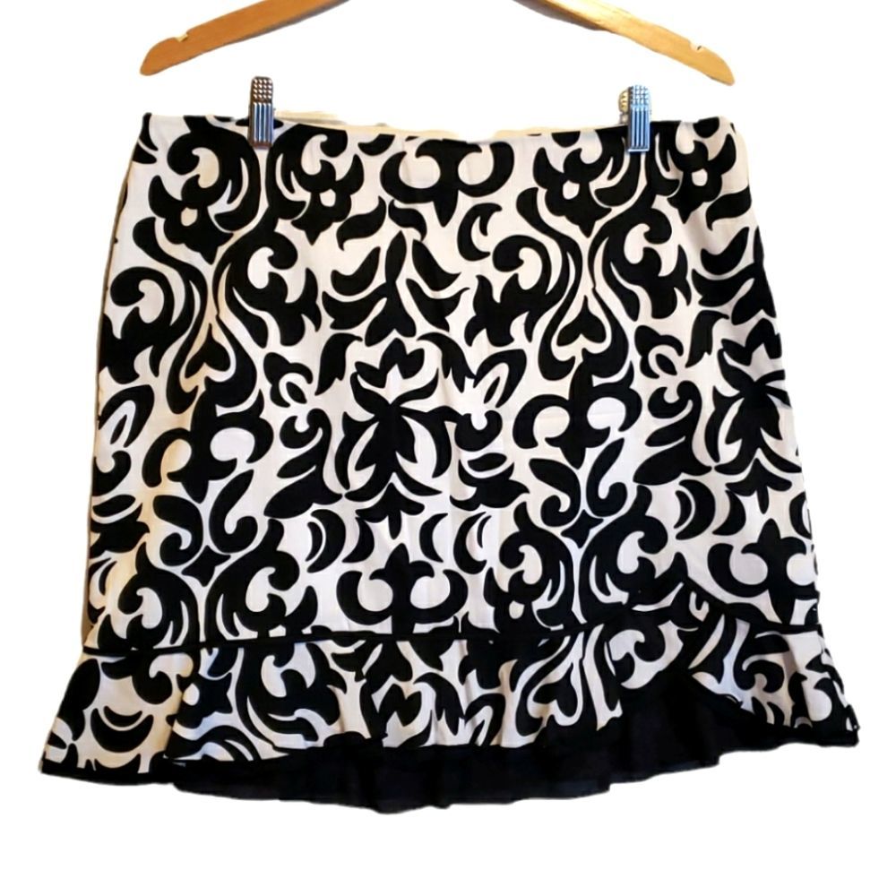 WHBM black and white ruffle skirt in size 12😊